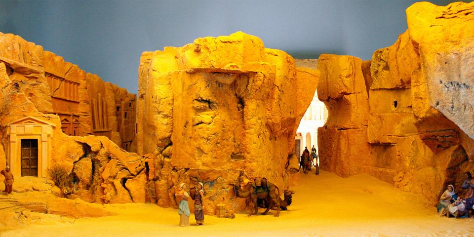 Cabalgata de Reyes con templo al fondo