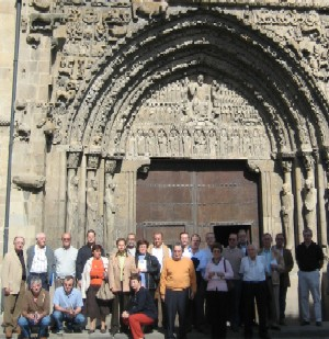 Los participantes en la asamblea delante del pórtico de Sta. María