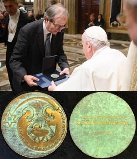 El presidente de Un.Foe.Prae. entrega la medalla al Papa