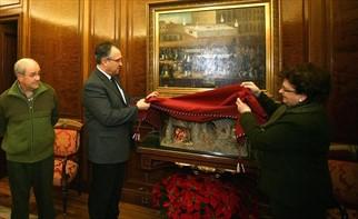 Pilar Gómara y el Alcalde de Pamplona, Enrique Maya, descubren el belén