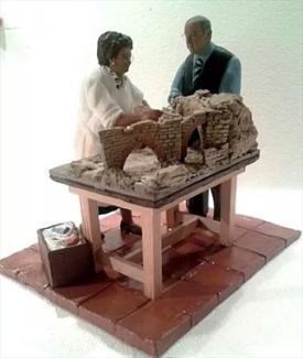 Miguel Tabar y su mujer, Pilar Gómara montando un belén. Figura realizada por Ignacio Fernandez.
