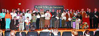Los premiados posan con sus distinciones en el Planetario (Foto: Diario de Navarra)