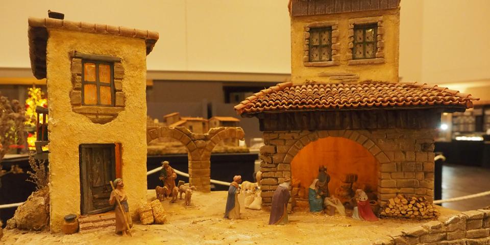Adoración de los Reyes Magos en un pequeño pueblo