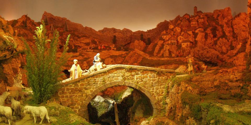 María y José sobre un puente