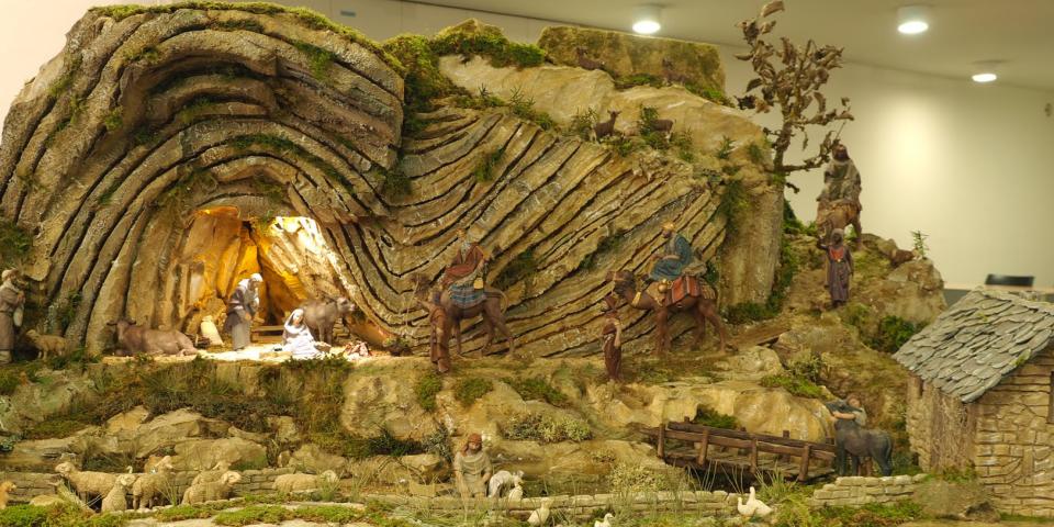 Adoración de los Reyes Magos en un monte con cueva