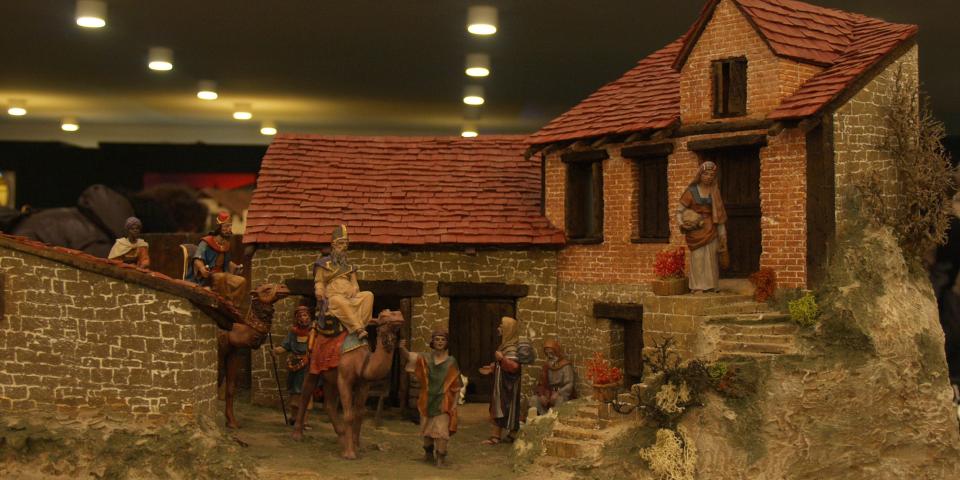 Adoración de los Reyes Magos en un edificio de ladrillo rojo
