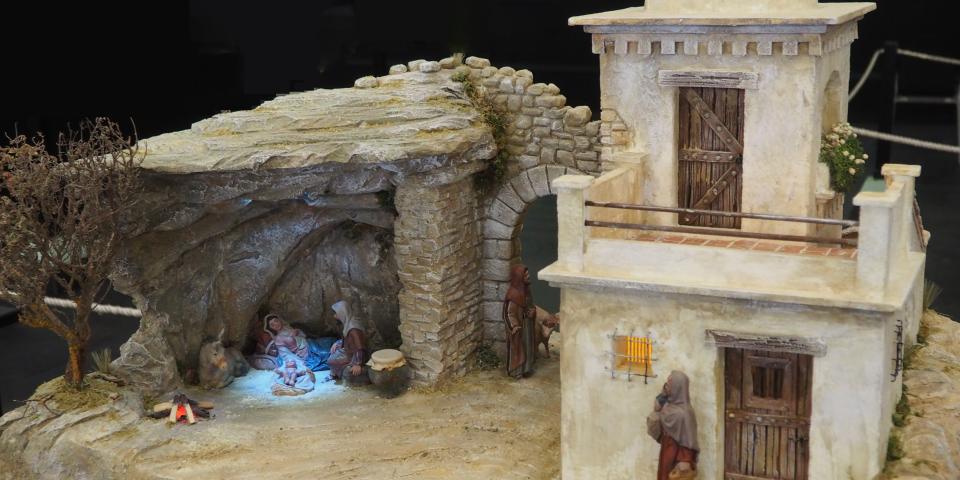 Nacimiento en cueva junto a edificio hebreo