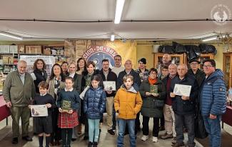 Foto de grupo de los premiados en los Concursos de Belenes Navidad 2025