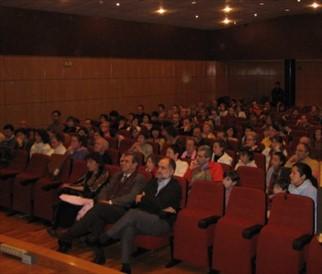 Vista general de la sala, en primera fila el Delegado del Gobierno Vicente Ripa y el Presidente de la asociación