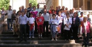 Los participantes despues de recoger el diploma acreditativo