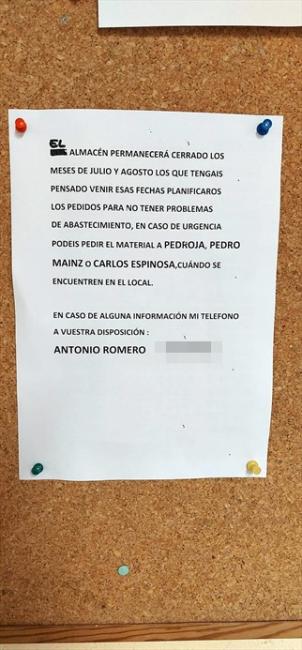 Cartel instalado en la puerta del almacén de materiales
