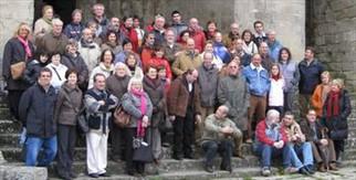 Los participantes en la portada de la iglesia