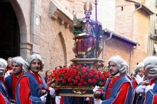 Imagen del inicio de la procesión con el santo en andas.