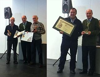 Pedro, Pablo y Koldo recibiendo sus premios de manos del Presidente Jesús Gómara