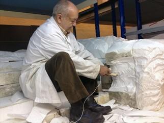 Alberto Laviñeta trabajando en el belén de la próxima navidad.