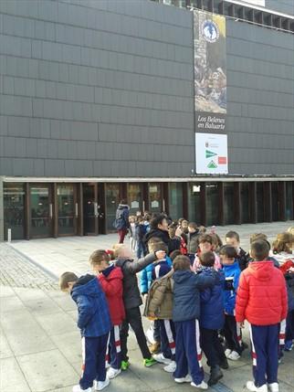 Un grupo de niños esperando para visitar la exposición "Los Belenes en Baluarte"