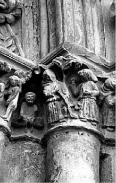 Franciscanos en un capitel de la portada de la iglesia de Santa María de Olite (Foto Diario de Navarra)