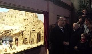 El alcalde inaugurando el belén