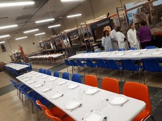 La sala, preparada para la comida, la víspera