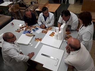 Un grupo de socios comenzando el belén en marzo pasado