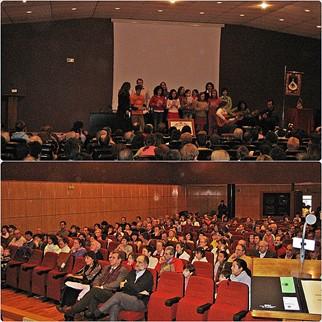 El salón de actos durante una entrega de de premios de concursos de belenes